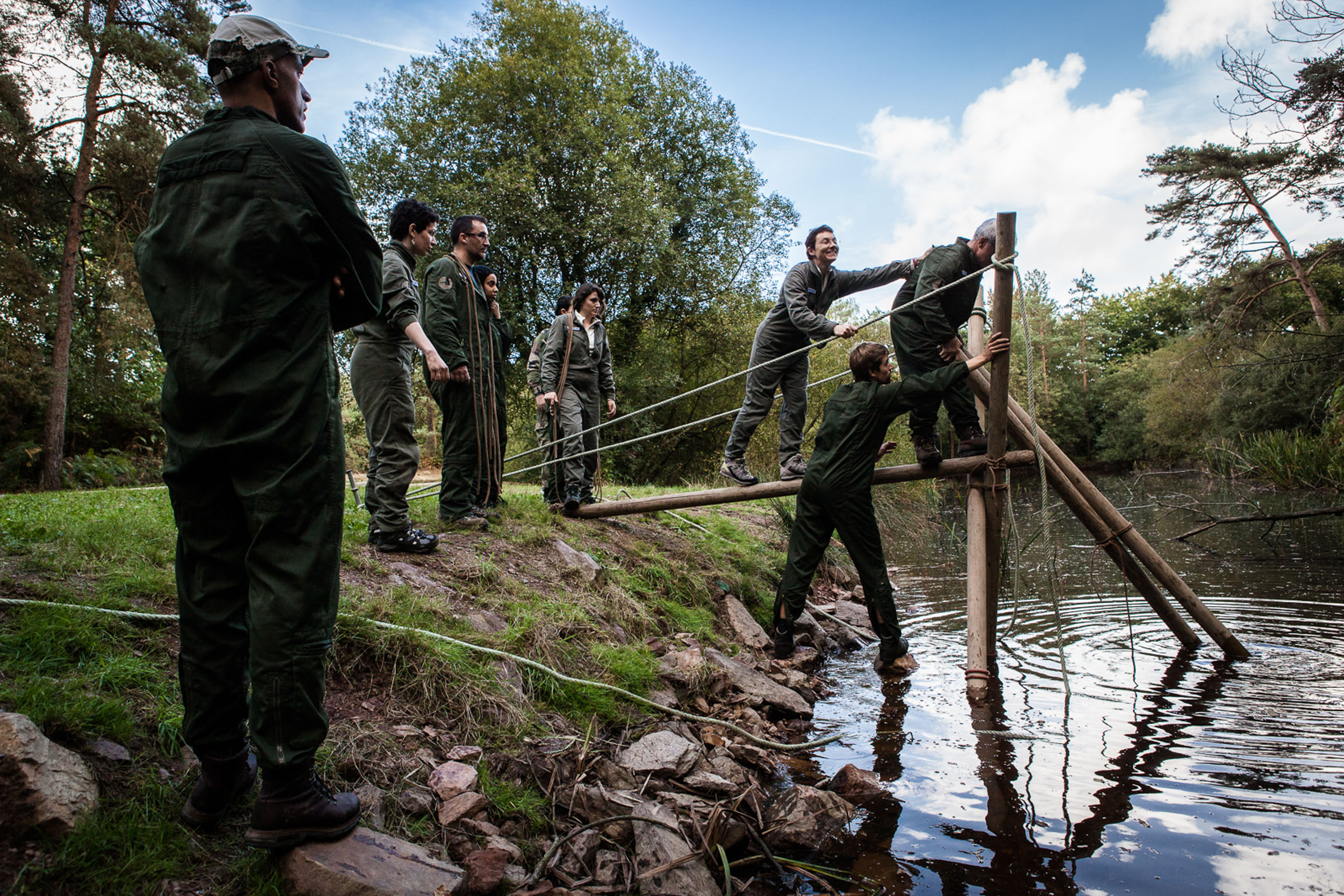 Coëtquidan, le 17 Octobre 2013. En fin de journée, les cadres de Veolia venus suivre un stage de leadership à l'école de Saint Cyr apprennent à construire un pont à partir de poutres en bois.

Coëtquidan, 17 October 2013. By late afternoon, executives from Veolia following a leadership course at the School of Saint Cyr learn to build a bridge from wooden beams.