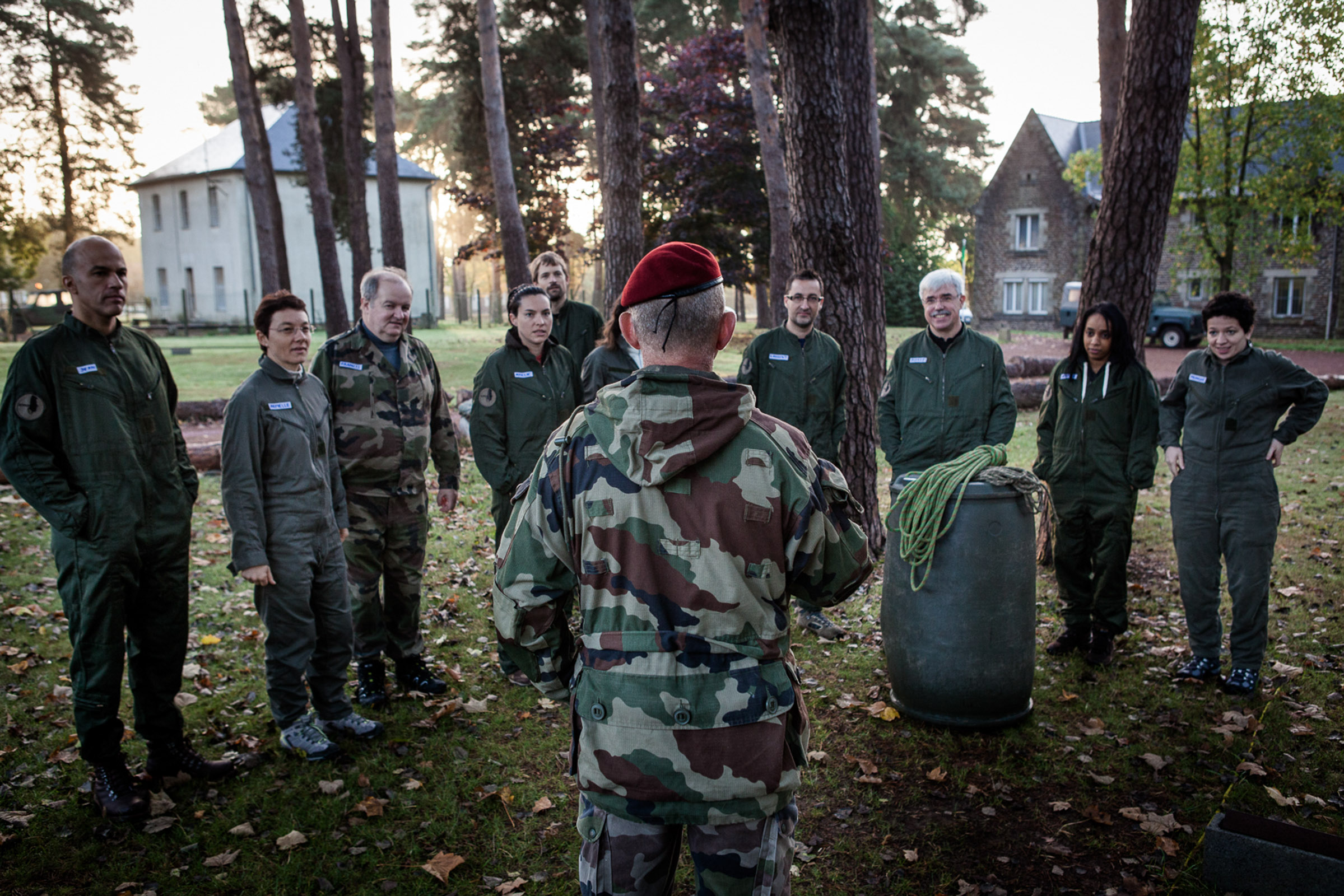 Coëtquidan, le 17 Octobre 2013.  Briefing avant le premier exercice du stage de leadership à Saint Cyr.

Coëtquidan, October 17, 2013. Briefing before the first exercise of leadership course at Saint Cyr.