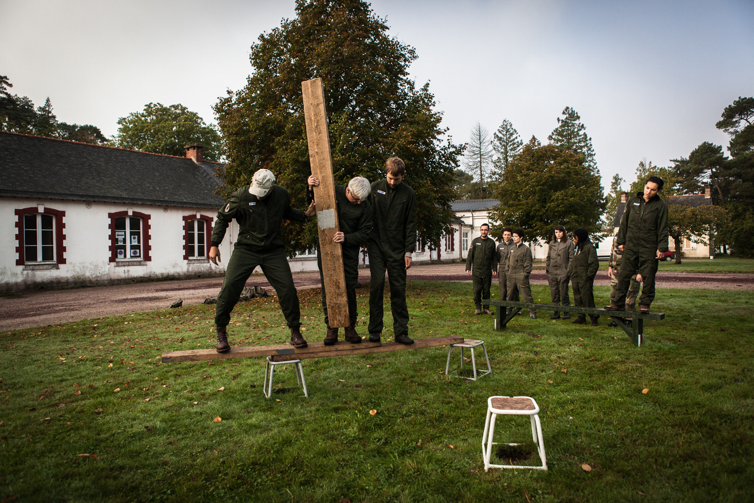 Coëtquidan, le 17 Octobre 2013.  Jean et d'autres stagiaires sur un des exercices du stage de leadership suivi par les cadres de Veolia à Saint Cyr.

Coëtquidan, October 17, 2013. John and other trainees on exercise of leadership course followed by Veolia executives in Saint Cyr military school.