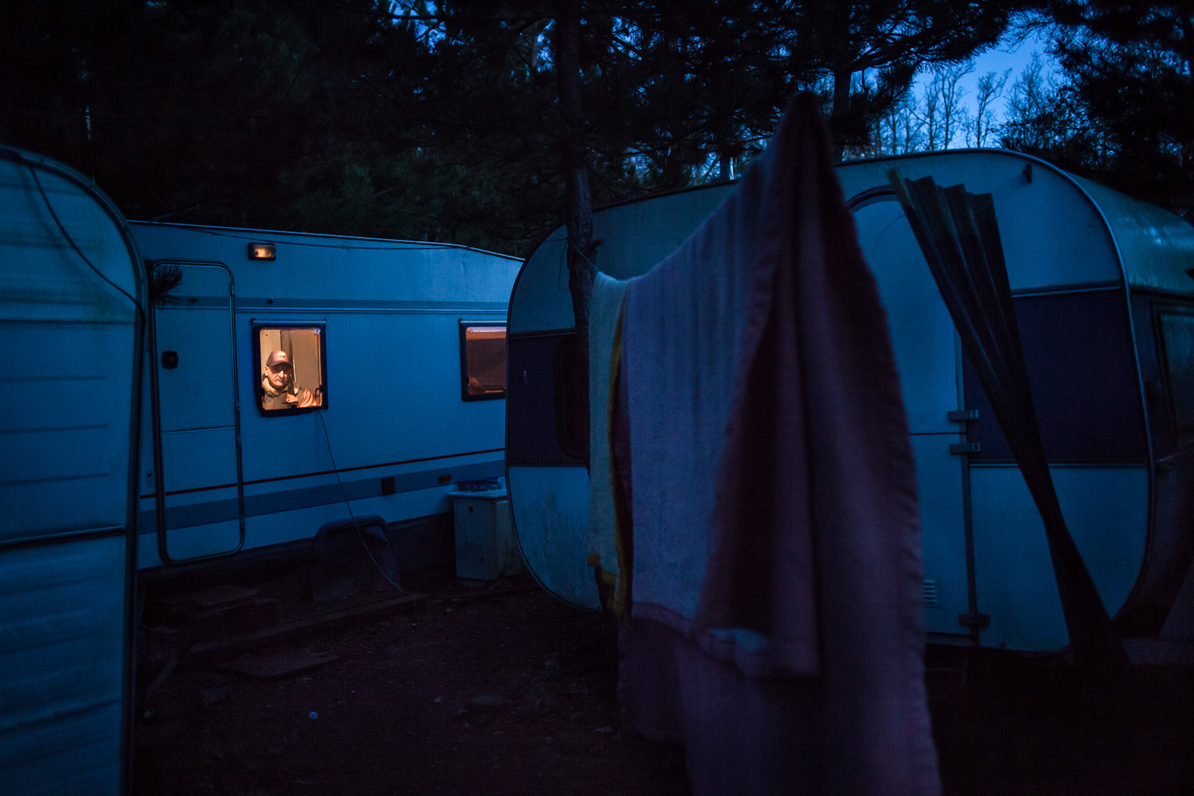 Villebeon, le 13 Janvier 2014. Serge dans sa caravane. L'organisation du village implique une forme de promiscuité entre les habitants.

Villebeon, 13 January 2014 Serge in his trailer. The village organization implies a kind of promiscuity among residents.