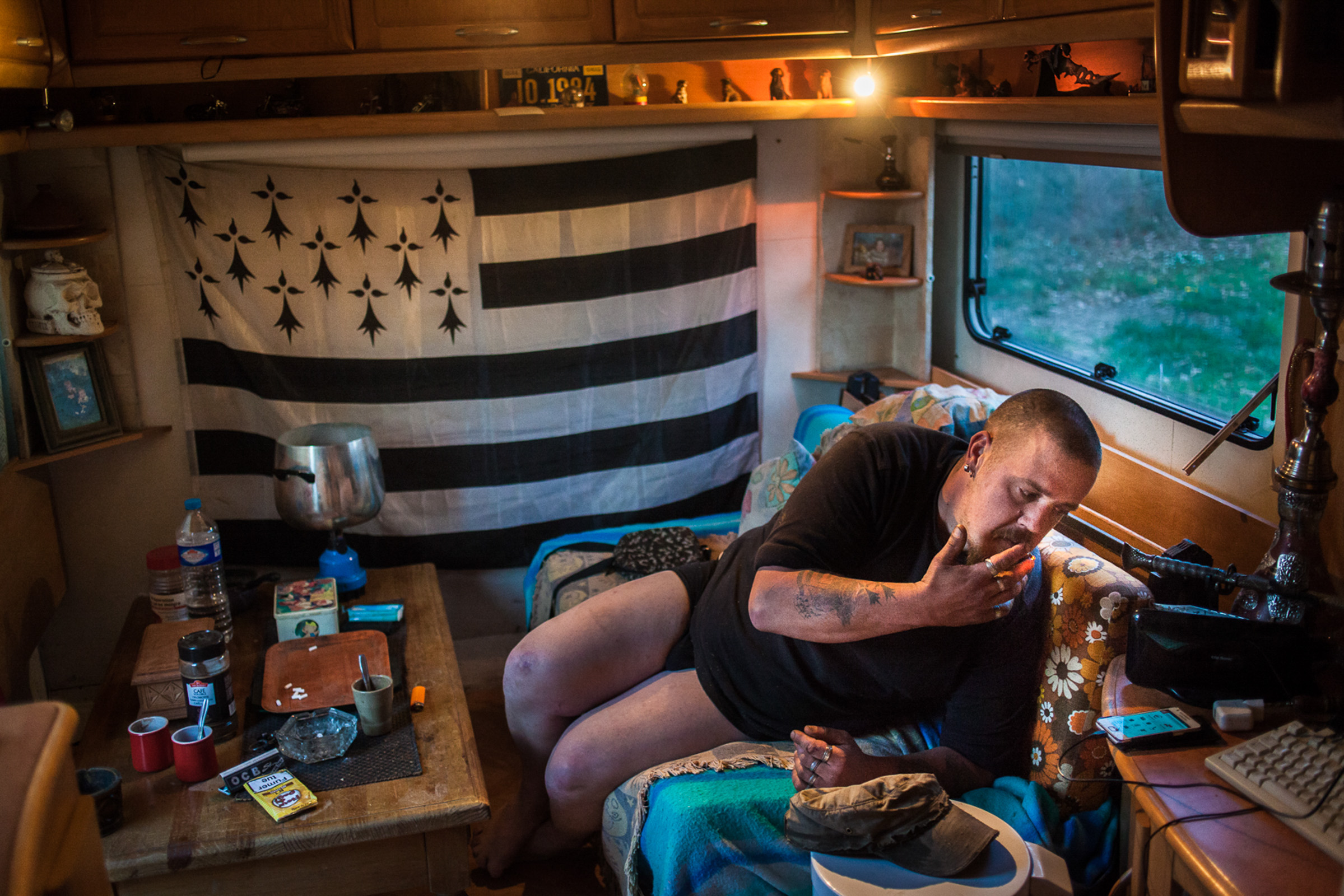 Villebeon, le 1er Avril 2014. Rémy, au village depuis plus d'un an, dans la caravane qu'il a aménagée.

Villebeon on 1 April 2014. Rémy, in the village for more than a year, chills in the caravan he repaired.