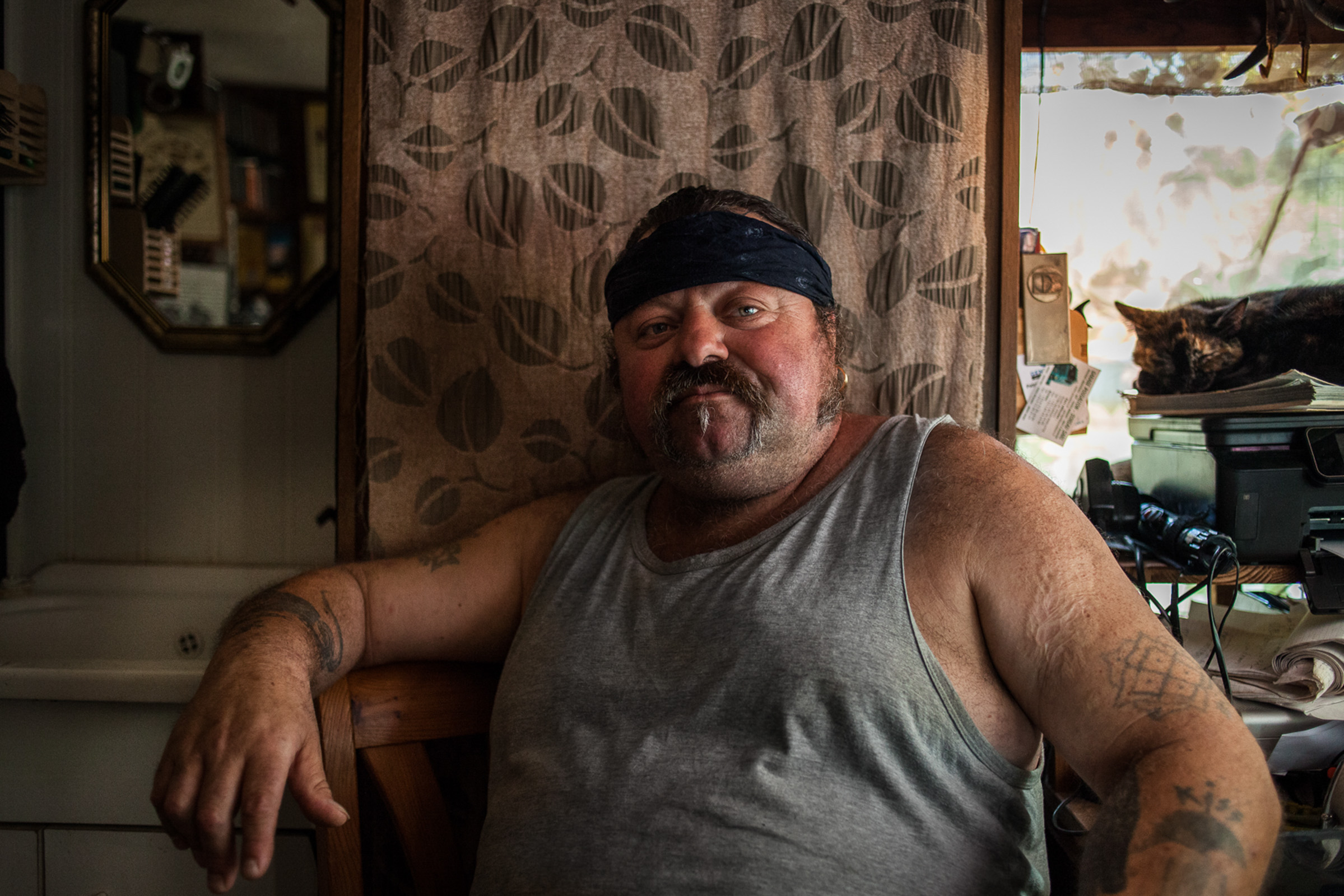 Villebéon, le 18 Aout 2013. Brann du Senon, fondateur de l'association du 115 du particulier. Après une vie de brigand biker, il accueille à présent des SDF dans les caravanes aménagées qu'il a installées sur son terrain.


Villebéon, 18 August 2013. Brann of Senon, founder of the association. After a lifetime of bandit biker, he now welcomes homeless in repaired caravans he has installed on his land.