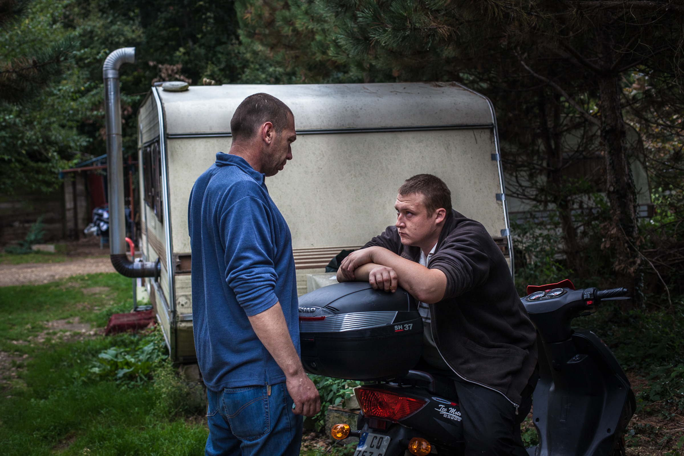 Villebeon, le 4 Octobre 2013. Clément et Tony. La promiscuité et l'isolement du village impliquent certaines tensions.

Villebeon, 4 October 2013. Tony and Clement. Promiscuity and isolation of the village involve some tension.