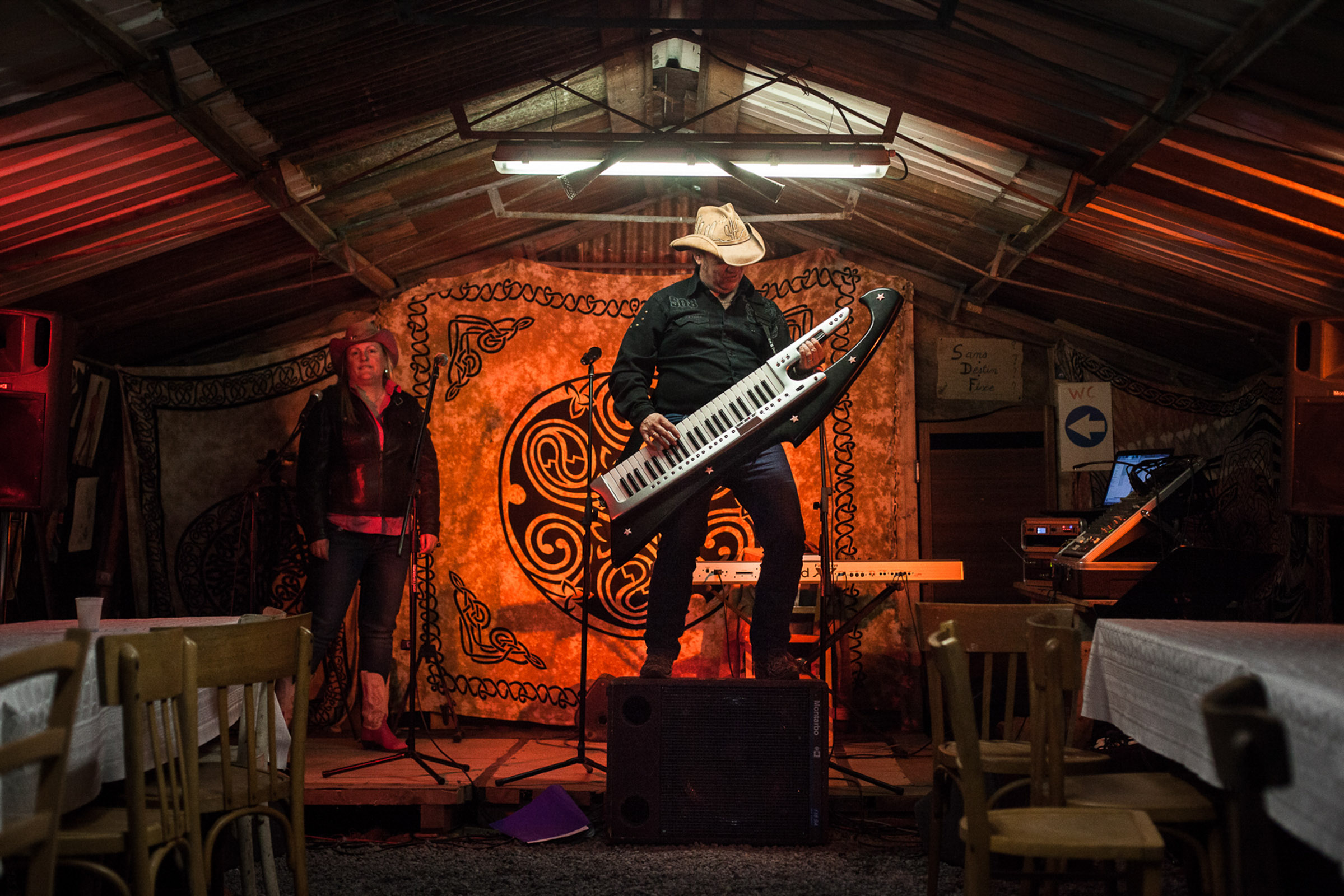 Villebeéon, le 3 Mai 2014. Steve et Heather, amis de l'association viennent se produire en concert au village.

Villebeéon, 3 May 2014 Steve and Heather, friends of the association are to perform in concert in the village.