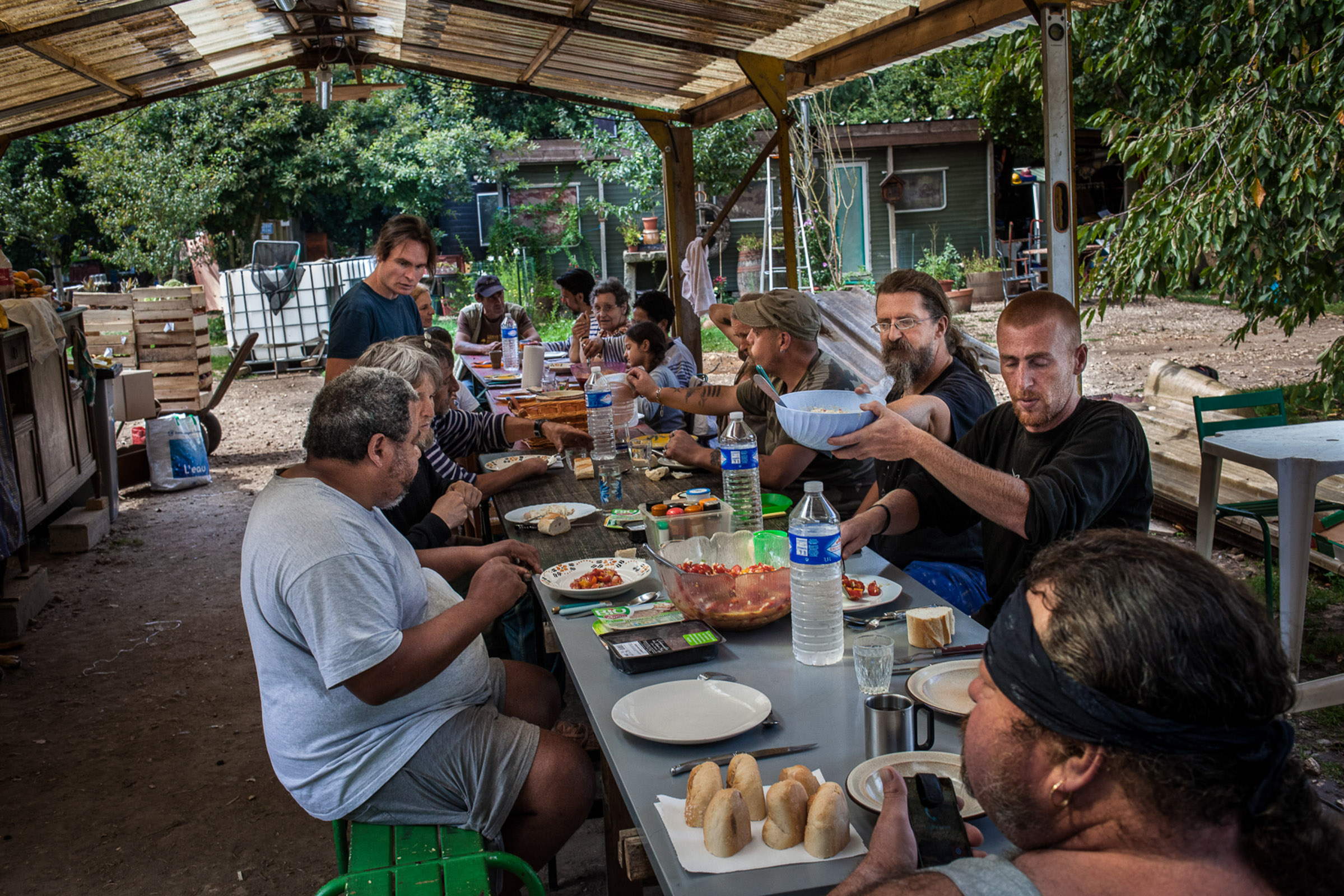 Villebéon, le 19 Aout 2014. Repas communautaire dans l'un des bâtiments "en dur" du village.


Villebéon, August 19, 2014. Community meal in the dining "room".