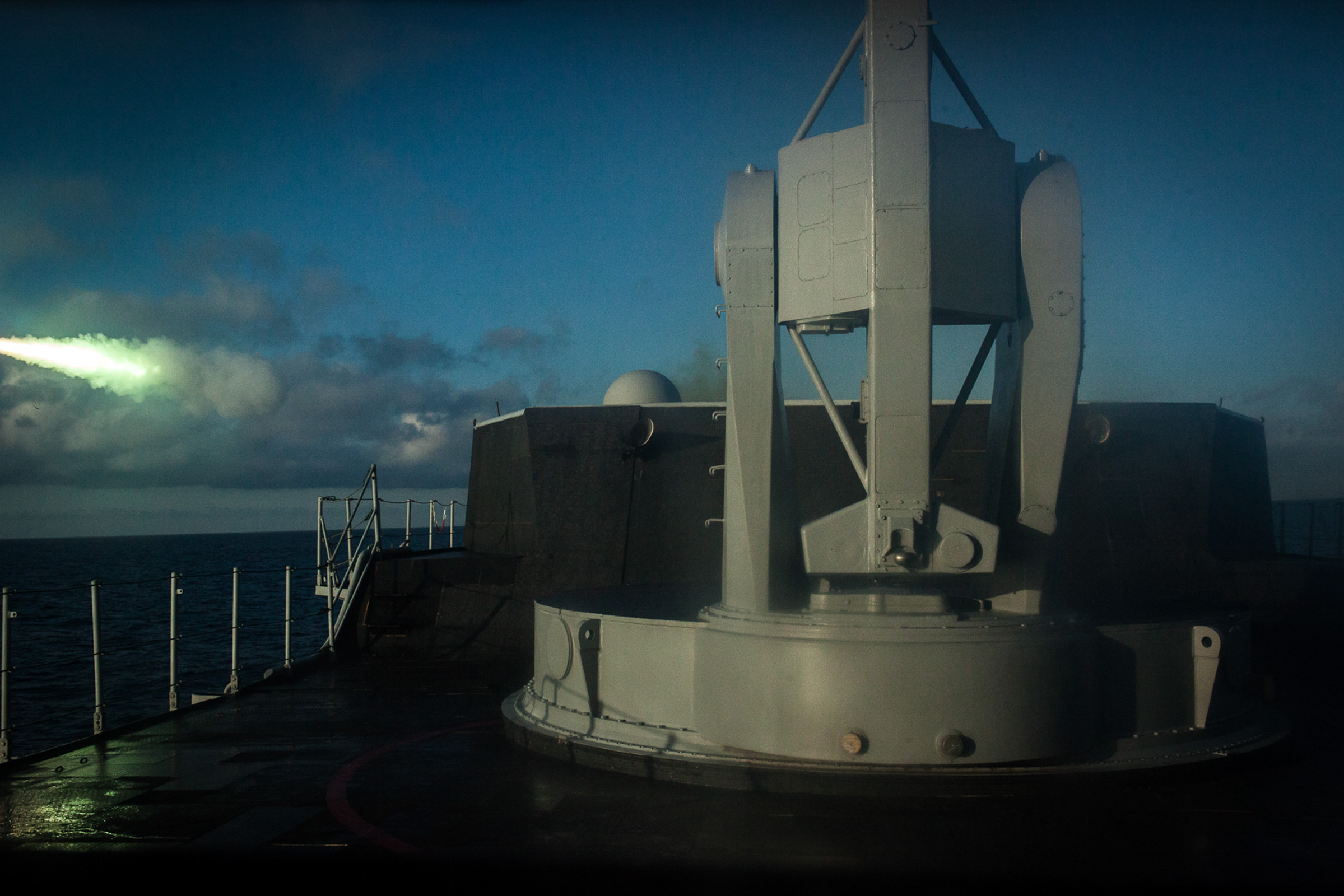 Mer méditerrannée, 02.12.2015. Exercices interarmées à bord de la frégate anti-aérienne le "Jean bart". Ces exercices incluent des tirs à balles réelles sur des drones et des cibles en mer. Tir d'un missile mistral.