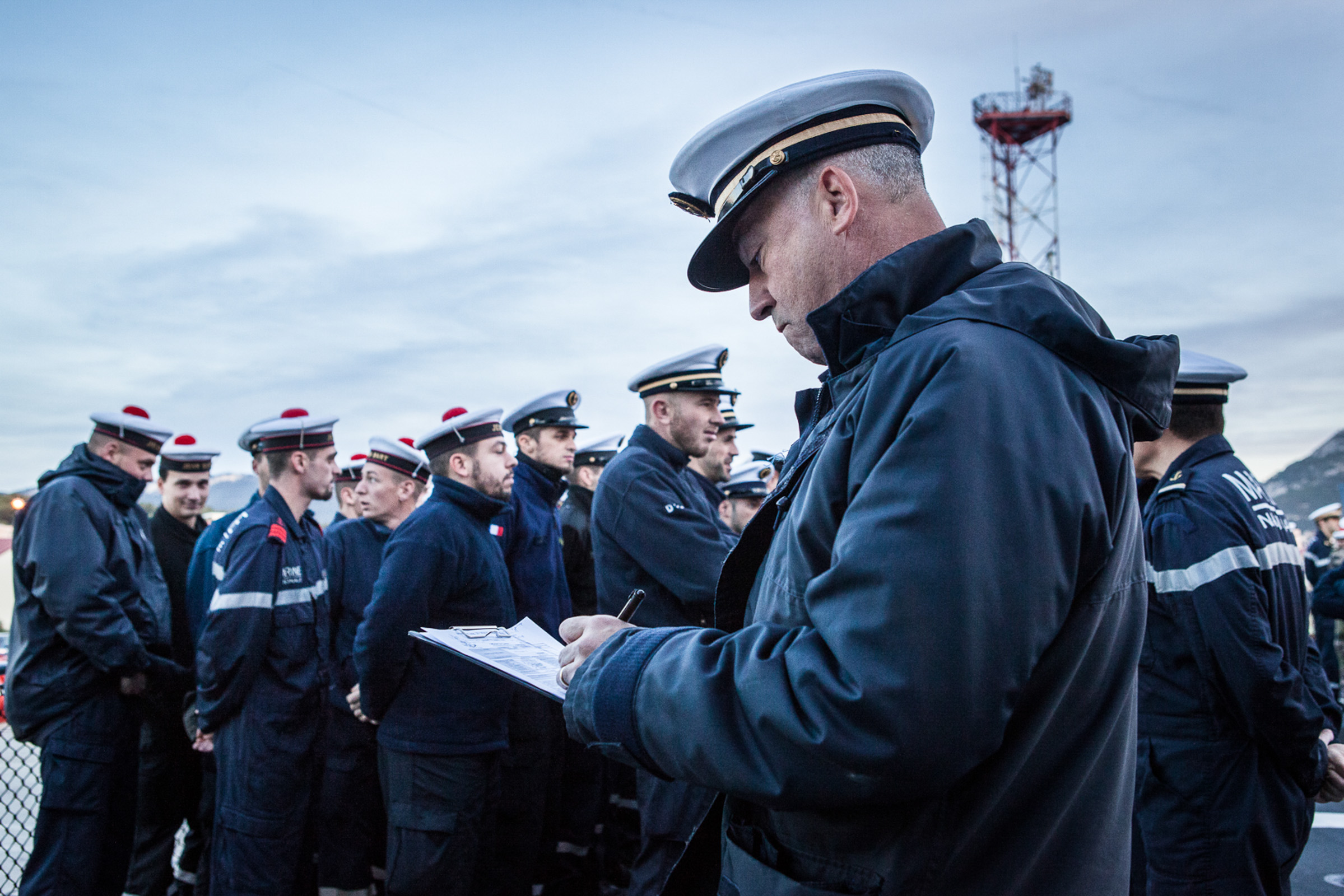 Mer méditerrannée, 30.11.2015. Le "Jean bart", frégate anti-aérienne, sur le point de partir en exercices. Appel sur le pont avant le lever de drapeau.