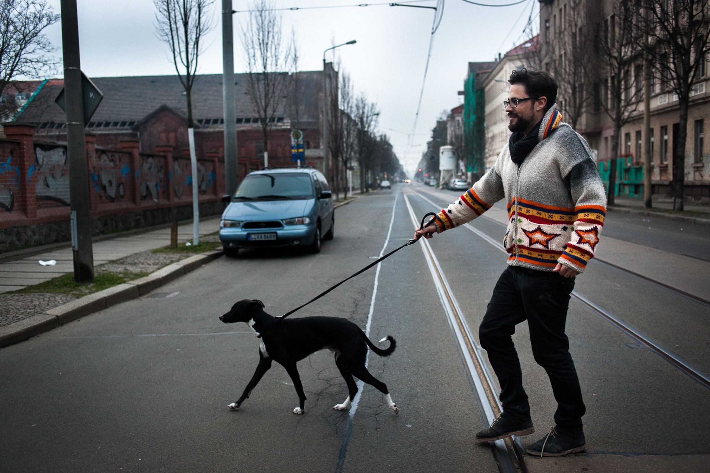 Leipzig, le 6 Mars 2014. Accompagné de Coco, son inséparable lévrier noir, Antonio passe des journées entières à arpenter les quartiers Est en quête de nouveaux espaces dans lesquels créer des maisons communautaires.

Leipzig, March 6, 2014. Accompanied by Coco, his inseparable black greyhound, Antonio spends entire days strolling the eastern neighborhoods in search of new spaces in which to create community houses.