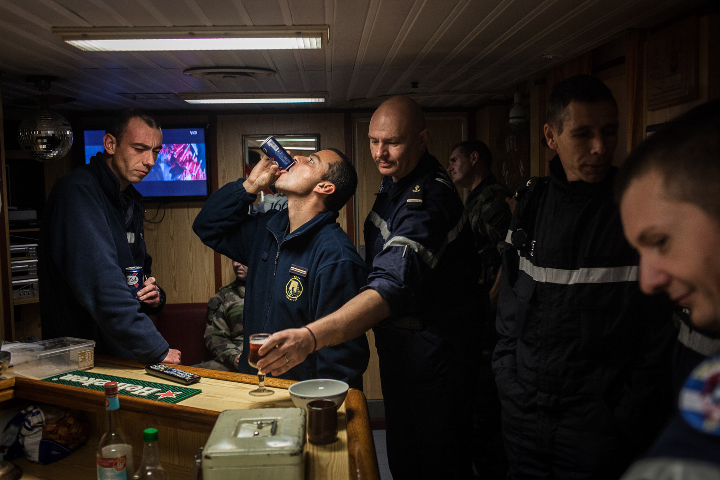 Mer méditerrannée, 02.12.2015. Apéritif dans le carré des OMS (officiers matelot supérieurs) à bord de la frégate  anti-aérienne le "Jean Bart"