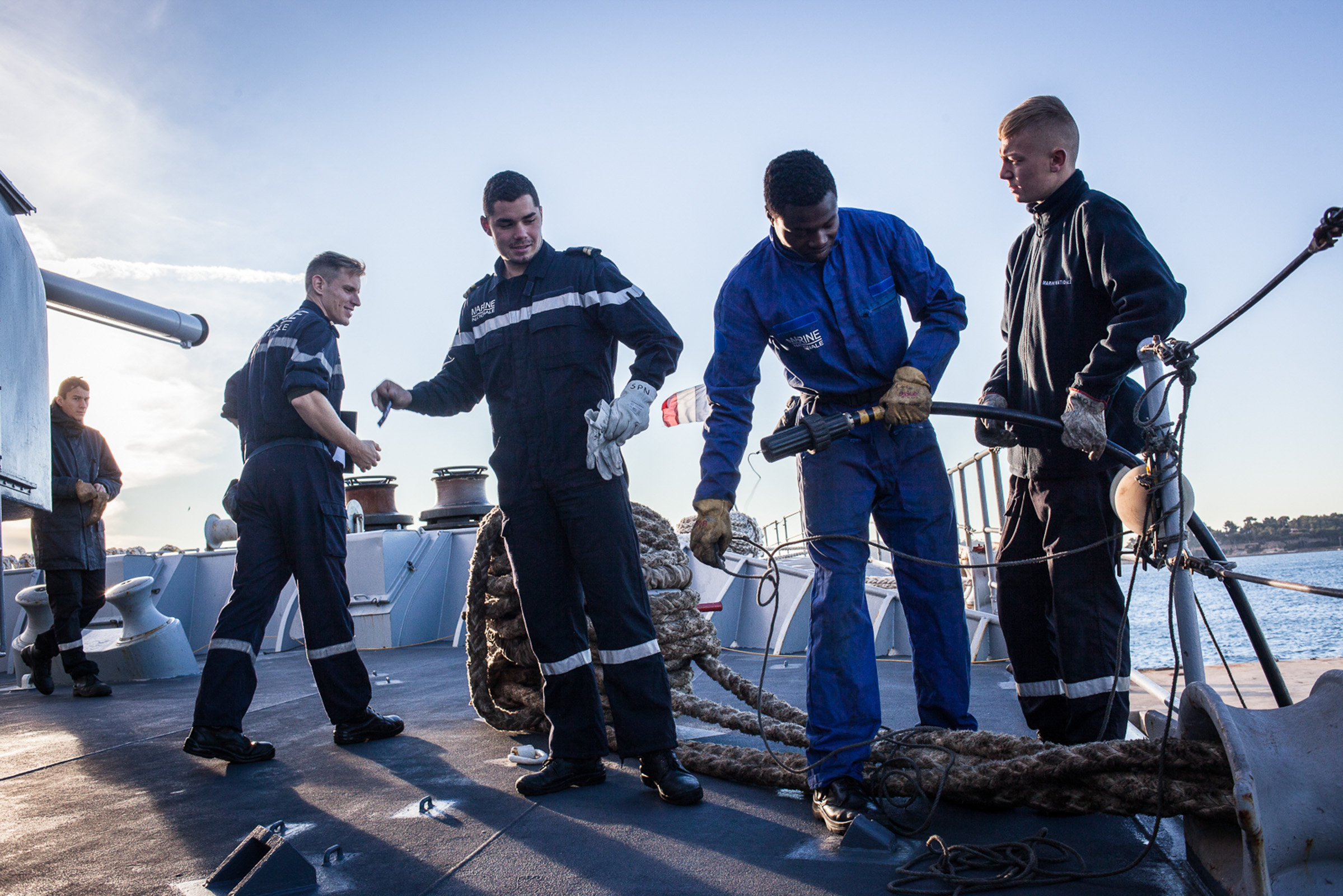 Mer méditerrannée, 30.11.2015. L'équipage de la frégate anti-aérienne française le "Jean Bart" débranche les alimentations électriques reliant le navire à la terre, avant le départ pour des exercices en haute mer.