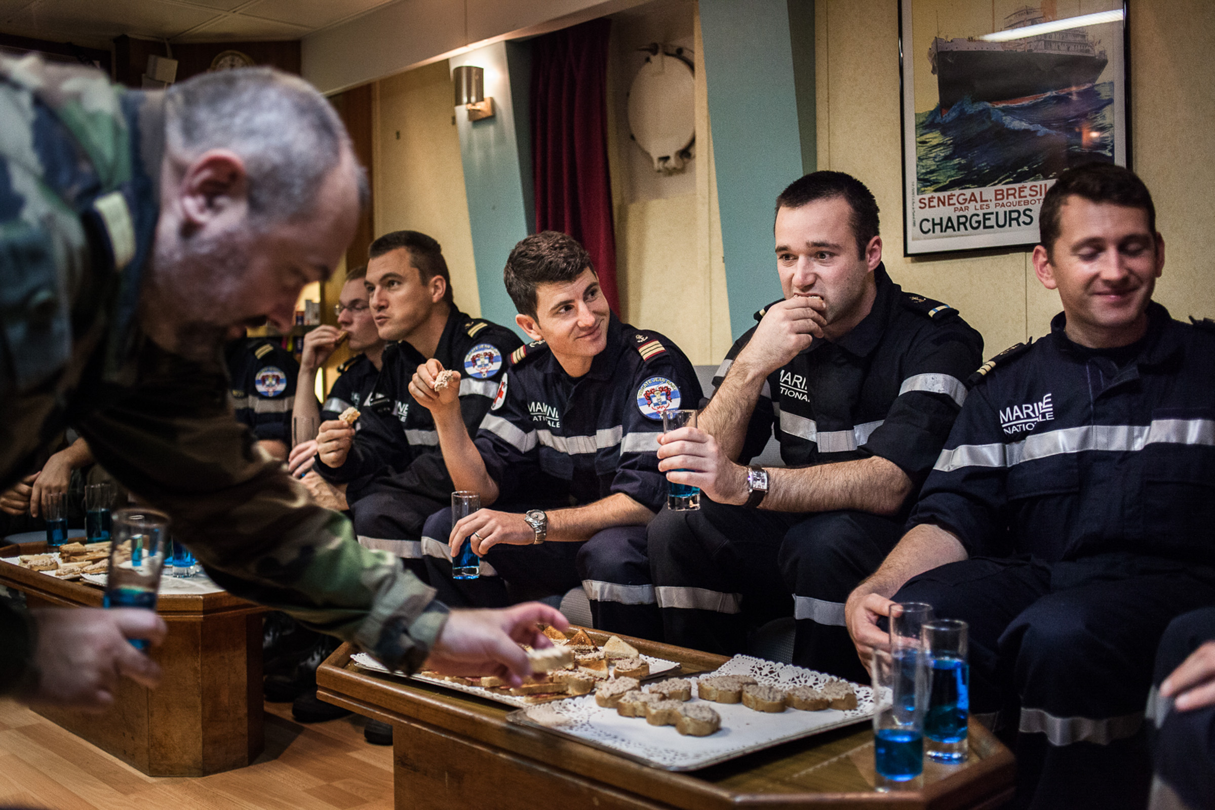 Mer méditerrannée, 03.12.2015. Apéritif dans le carré des officiers, en présence d'officiers de l'armée de l'air présents à bord dans le cadre des exercices interarmes auxquels participe la frégate anti-aérienne le "Jean Bart".