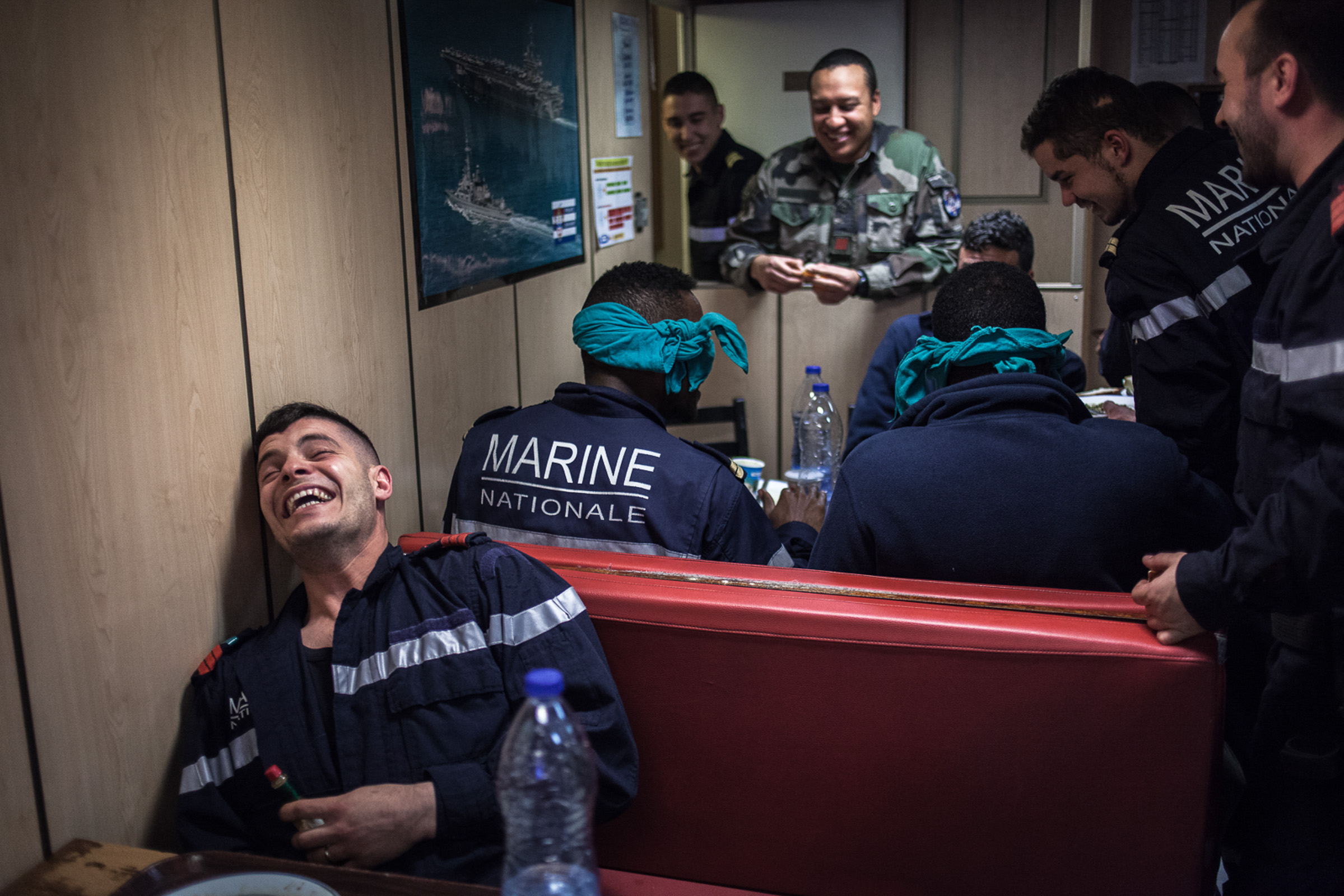 Mer méditerrannée, 03.12.2015. Caféteria de la frégate le "Jean Bart". Au cours des repas, les matelots doivent respecter des règles de bonne conduite. Ceux qui ne les respectent pas subissent des gages bon enfant. Comme par exemple prendre leur repas les yeux bandés.