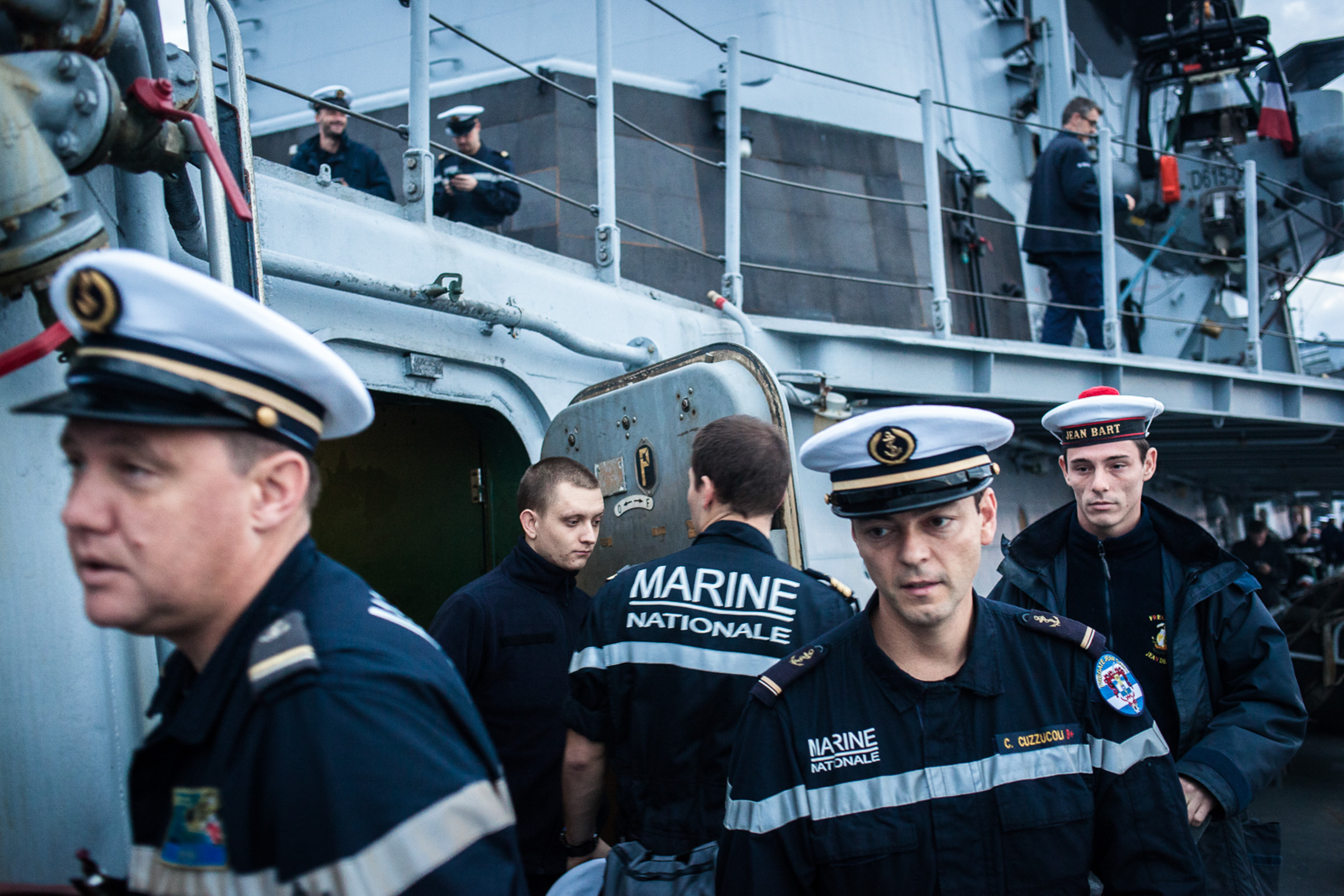 Mer méditerrannée, 03.12.2015. L'équipage de la frégate antiaérienne le "Jean Bart" se rend au lever de drapeau matinal.