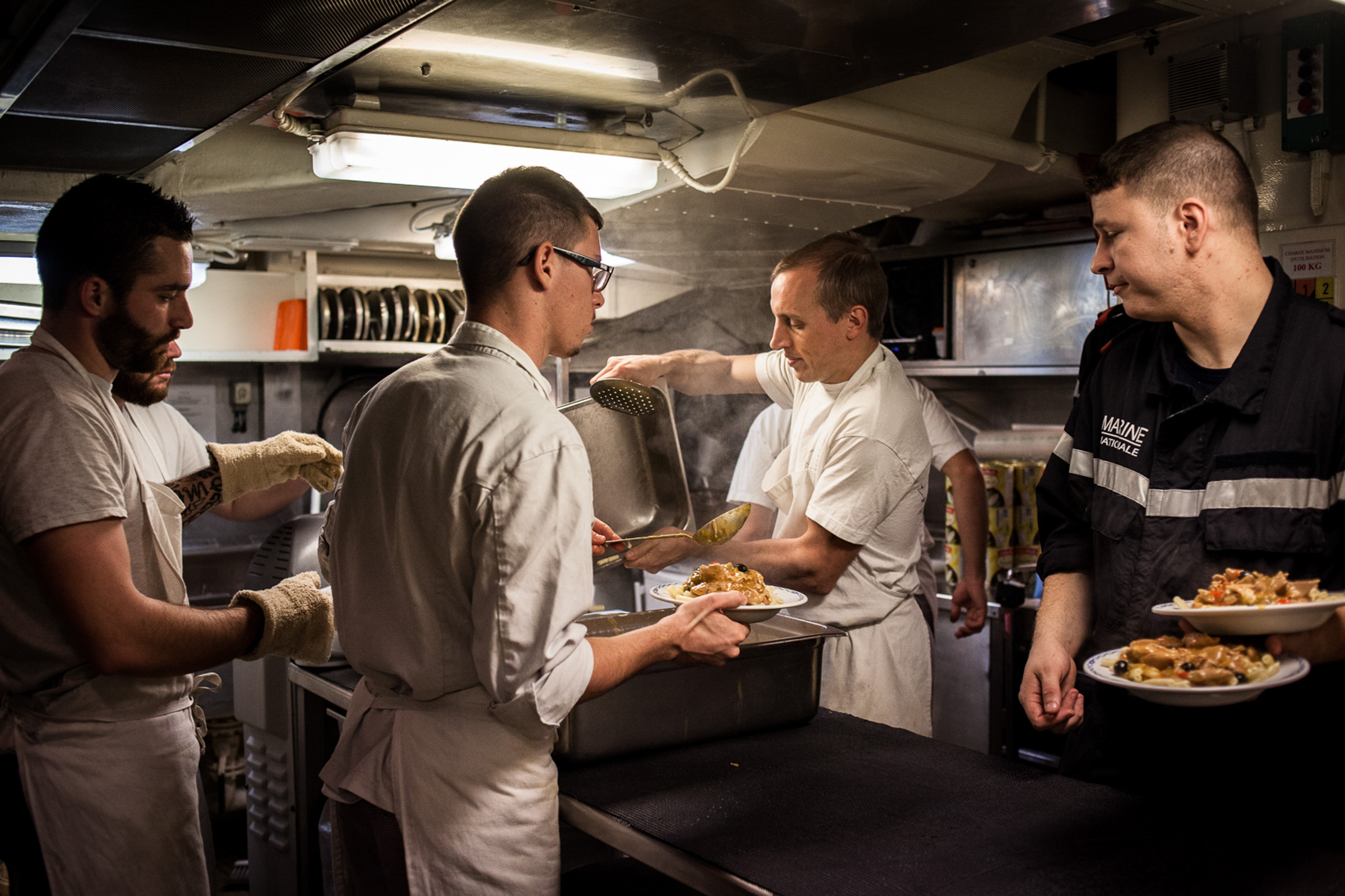 Mer méditerrannée, 30.11.2015. Cuisines de la frégate anti-aérienne le "Jean bart".