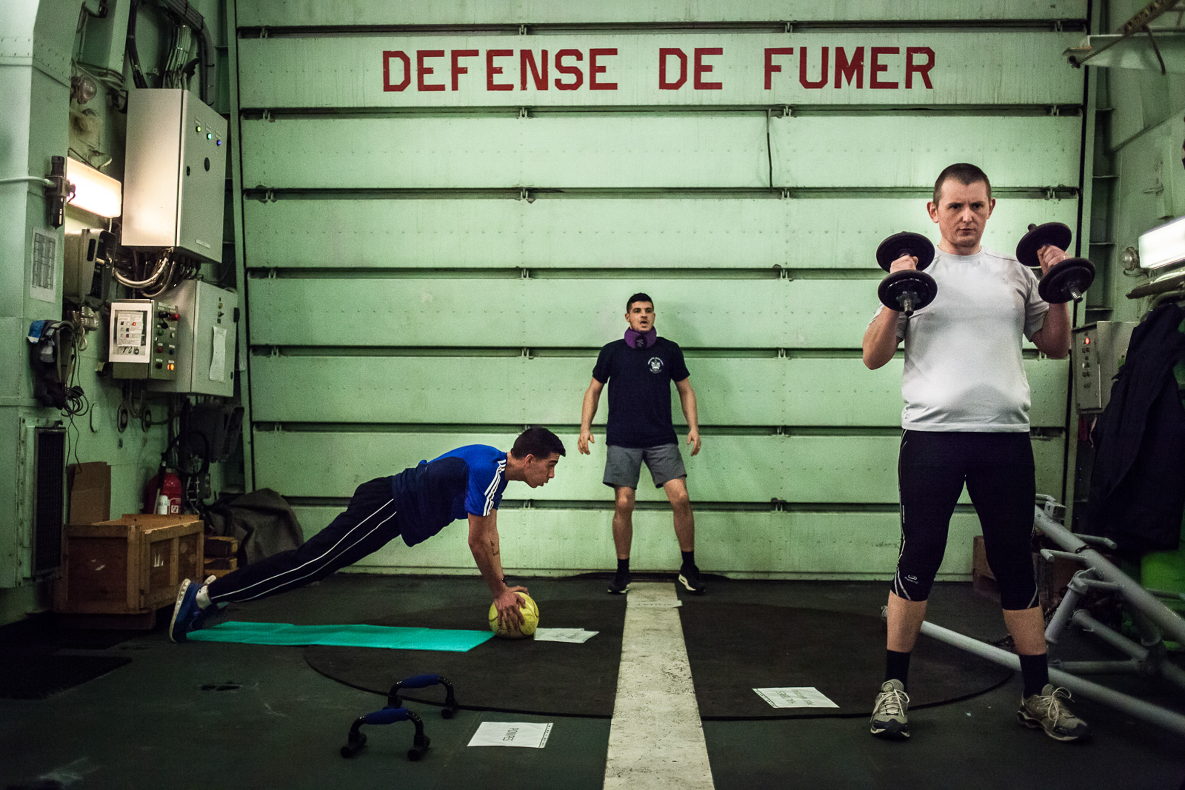 Mer méditerrannée, 30.11.2015. Cours de gymnastique improvisé dans le hangar hélicoptère de la frégate anti-aérienne le "Jean bart".