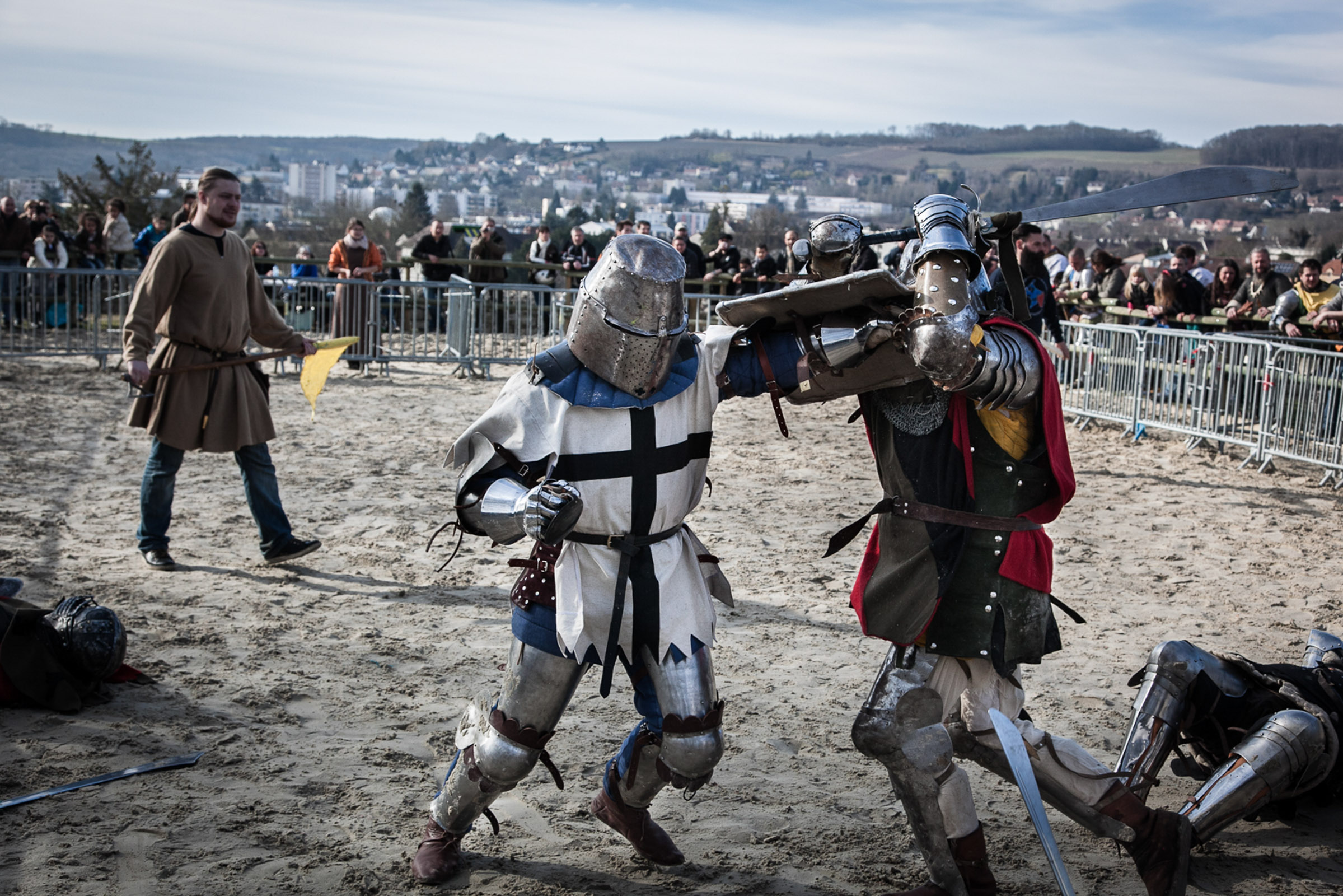 Chateau-Thierry, 7 Mars 2015. Tournoi de medieval full contact. Tous les coups sont permis, les combattants s'affrontent en équipe ou en individuel. Les règles sont simples : chaque combatant doit s'arrêter de combattre à partir du moment où il met un genou à terre.

Chateau-Thierry, 7 March 2015. medieval full contact tournament. No holds barred, fighters compete in teams or individually. The rules are simple: each combatant must stop fighting from the moment he puts on one knee.