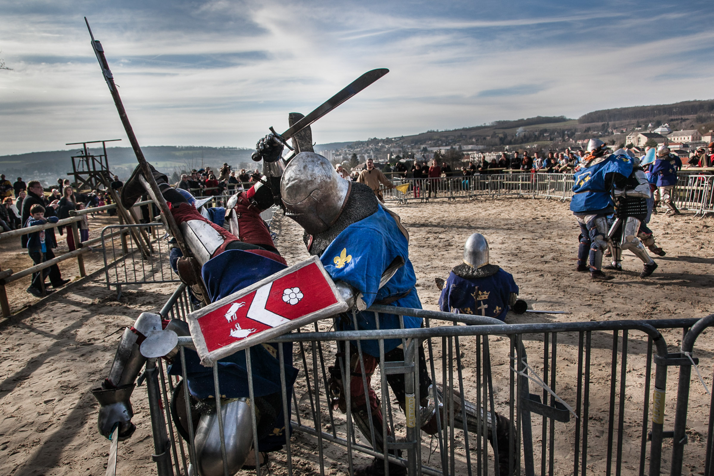 Chateau-Thierry, 7 Mars 2015. Tournoi de medieval full contact. Tous les coups sont permis, les combattants s'affrontent en équipe ou en individuel. Les règles sont simples : chaque combatant doit s'arrêter de combattre à partir du moment où il met un genou à terre.

Chateau-Thierry, 7 March 2015. medieval full contact tournament. No holds barred, fighters compete in teams or individually. The rules are simple: each combatant must stop fighting from the moment he puts on one knee.