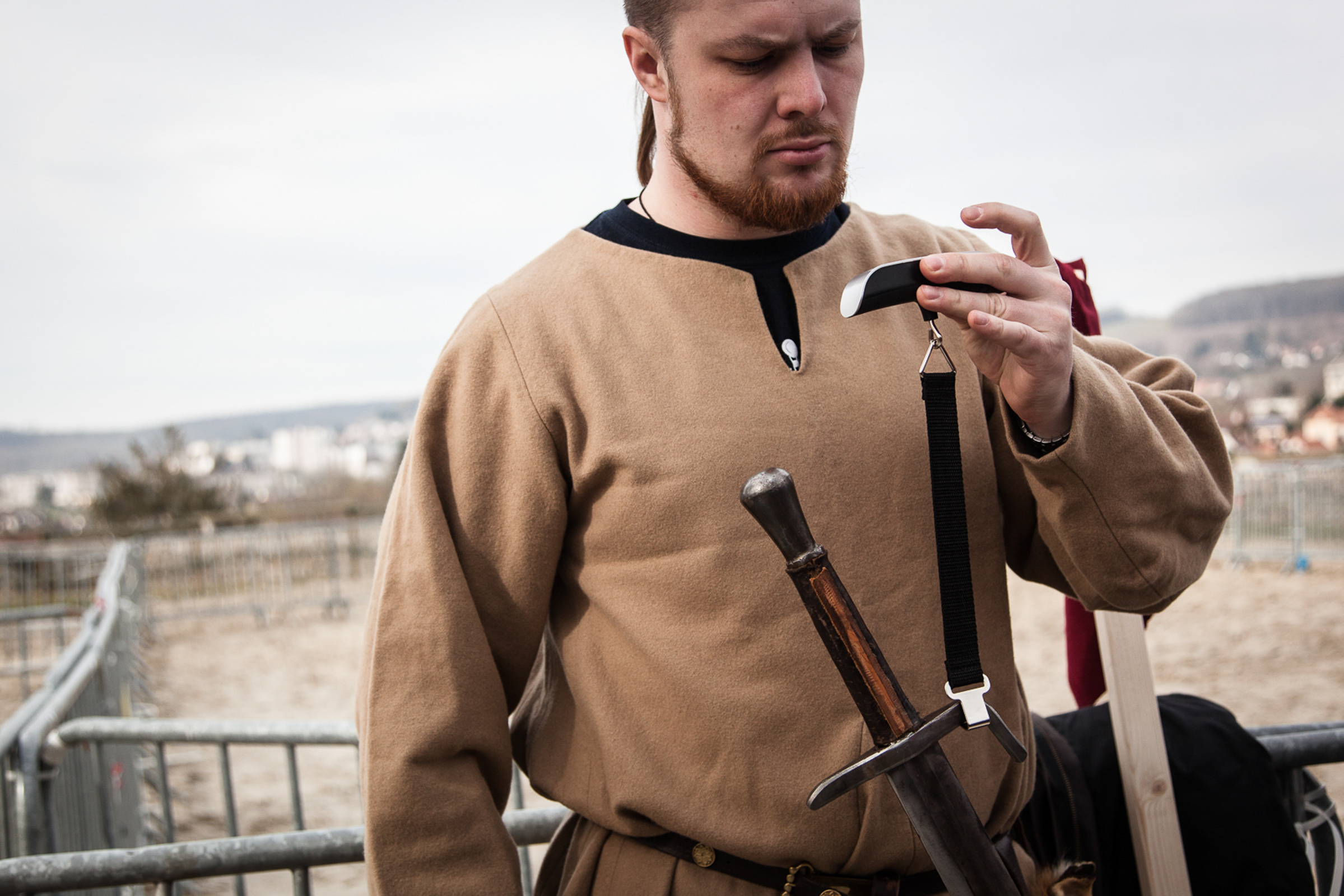 chateau-thierry, 7 Mars 2015. Un arbitre du tournoi de medieval full-contact vérifie que les armes sont coformes. Elles ne doivent pas être coupantes et respecter des poids maximum.


chateau-thierry, March 7, 2015. A referee of full-contact medieval tournament checks that the weapons are coform. They should not be sharp and comply with a maximum weight.