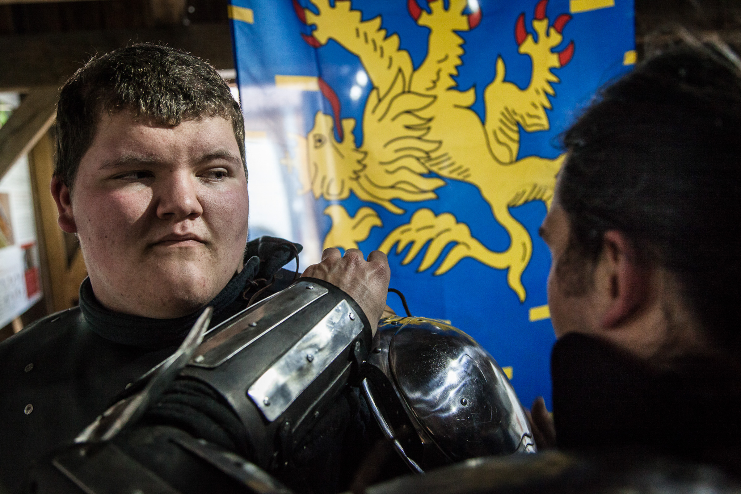 Chateau-Thierry, 7 Mars 2015. Un participant du tournoi de medieval full-contact se prépare pour les combats. Il faut en moyenne 20 minutes pour s'équiper.


Chateau-Thierry, March 7, 2015. A participant of a medieval full-contact  tournament is preparing for battle. It takes on average 20 minutes to get ready.