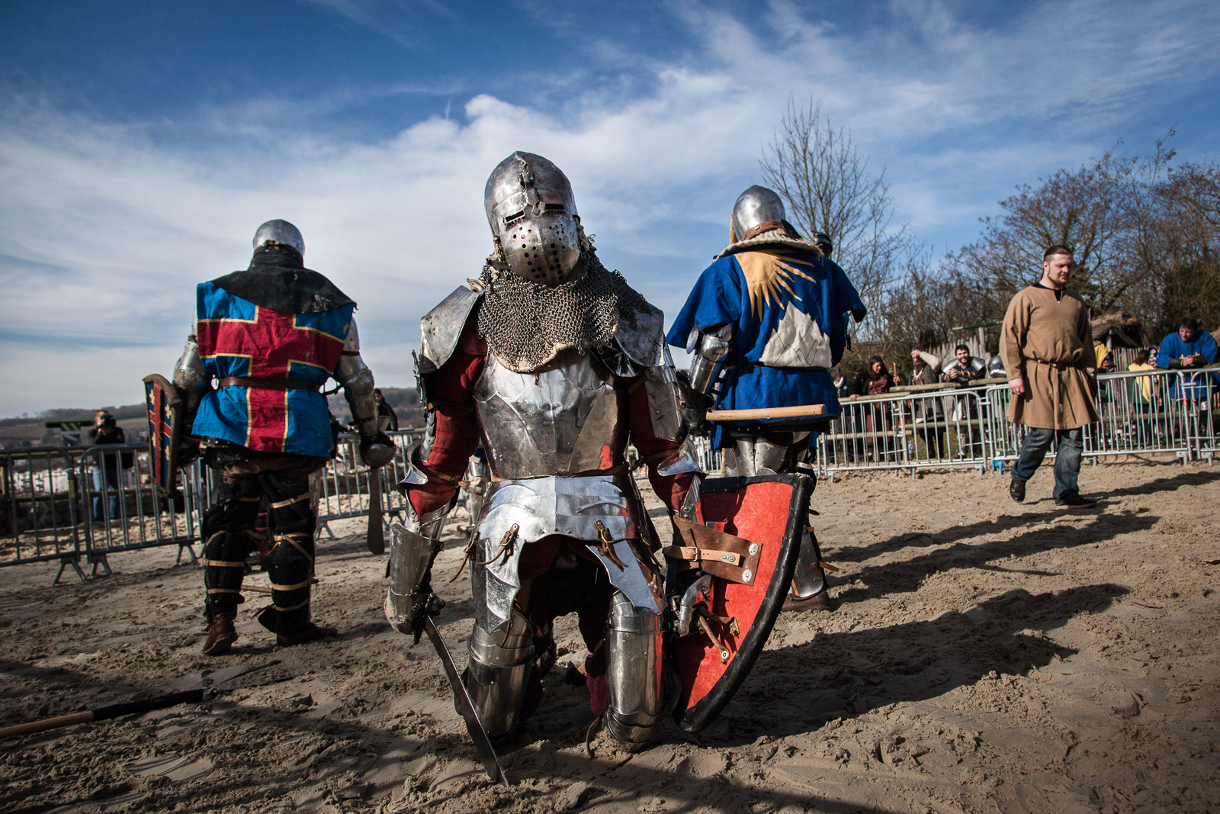 Chateau-Thierry, 7 Mars 2015. Tournoi de medieval full contact. Tous les coups sont permis, les combattants s'affrontent en équipe ou en individuel. Les règles sont simples : chaque combatant doit s'arrêter de combattre à partir du moment où il met un genou à terre.

Chateau-Thierry, 7 March 2015. medieval full contact tournament. No holds barred, fighters compete in teams or individually. The rules are simple: each combatant must stop fighting from the moment he puts on one knee.