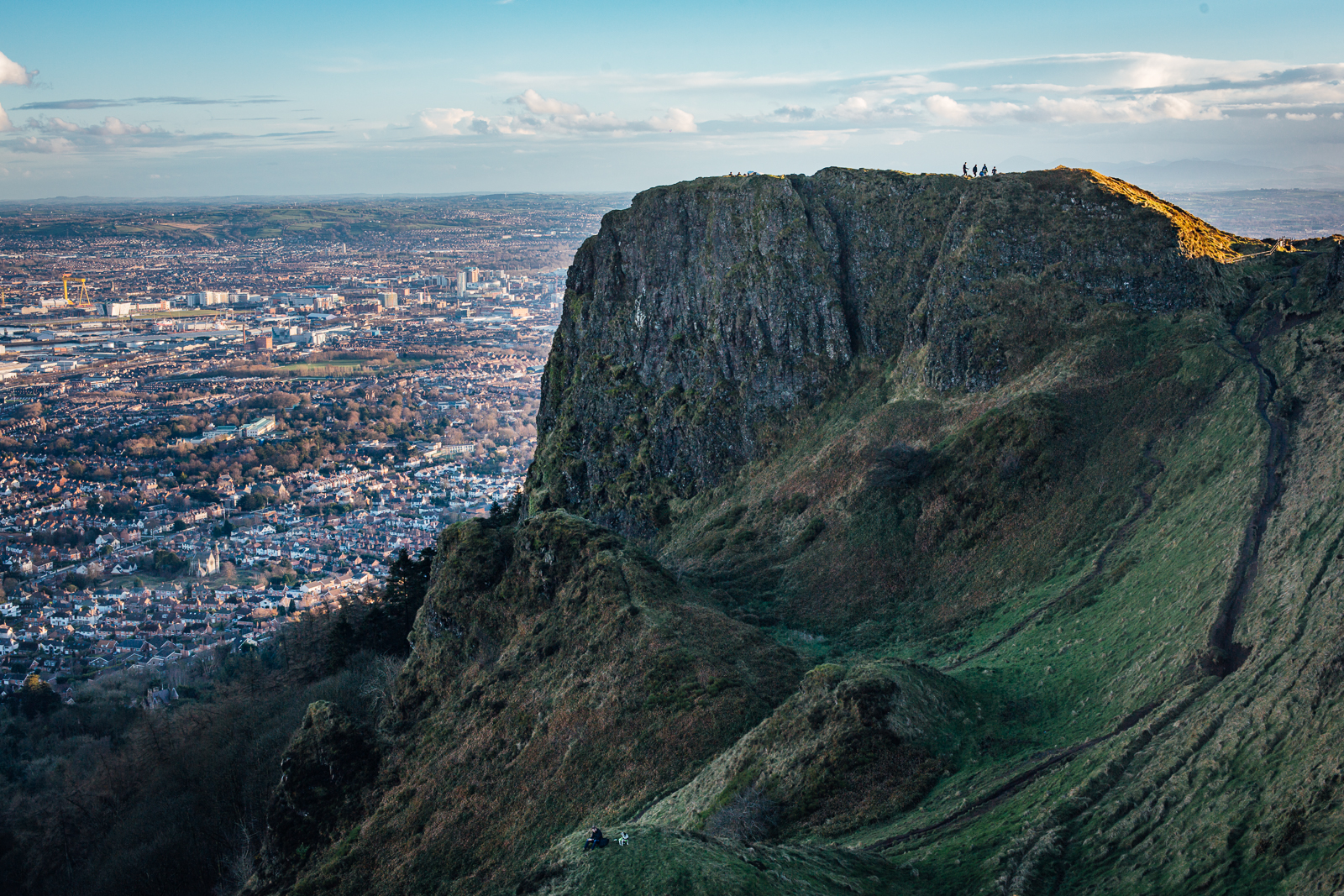 Belfast, le 27 février 2017. Vue sur Belfast à partir de Cave Hill, colline surplombant la ville, paradis des randonneurs et des joggers.