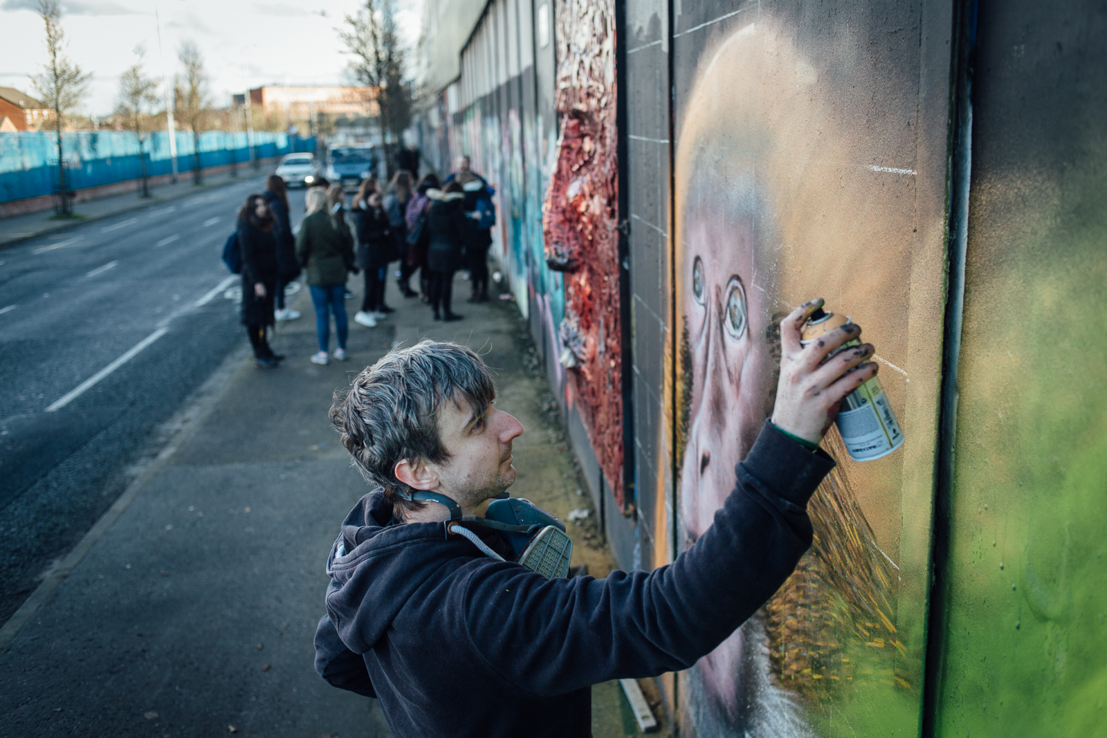 Belfast, le 24 Février 2017. La ville comporte encore de nombreux murs de séparation entre quartiers protestants et catholiques. Emic est street artist, et revendique comme un acte militant de ne pas peindre à propos des "troubles".