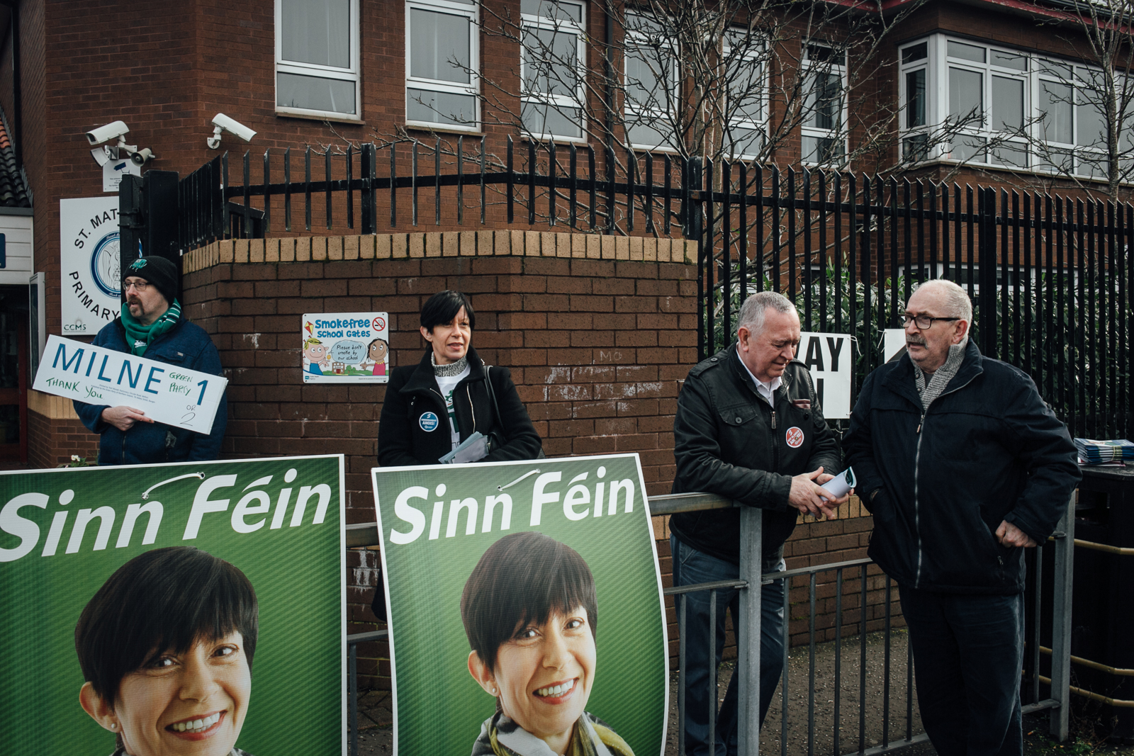 Belfast, le 2 mars 2017. Jour d'éléctions législatives anticipées à Belfast. Dans East Belfast, une enclave republicaine, la candidate du Sinn Fein (parti républicain catholique) attend ses électeurs.