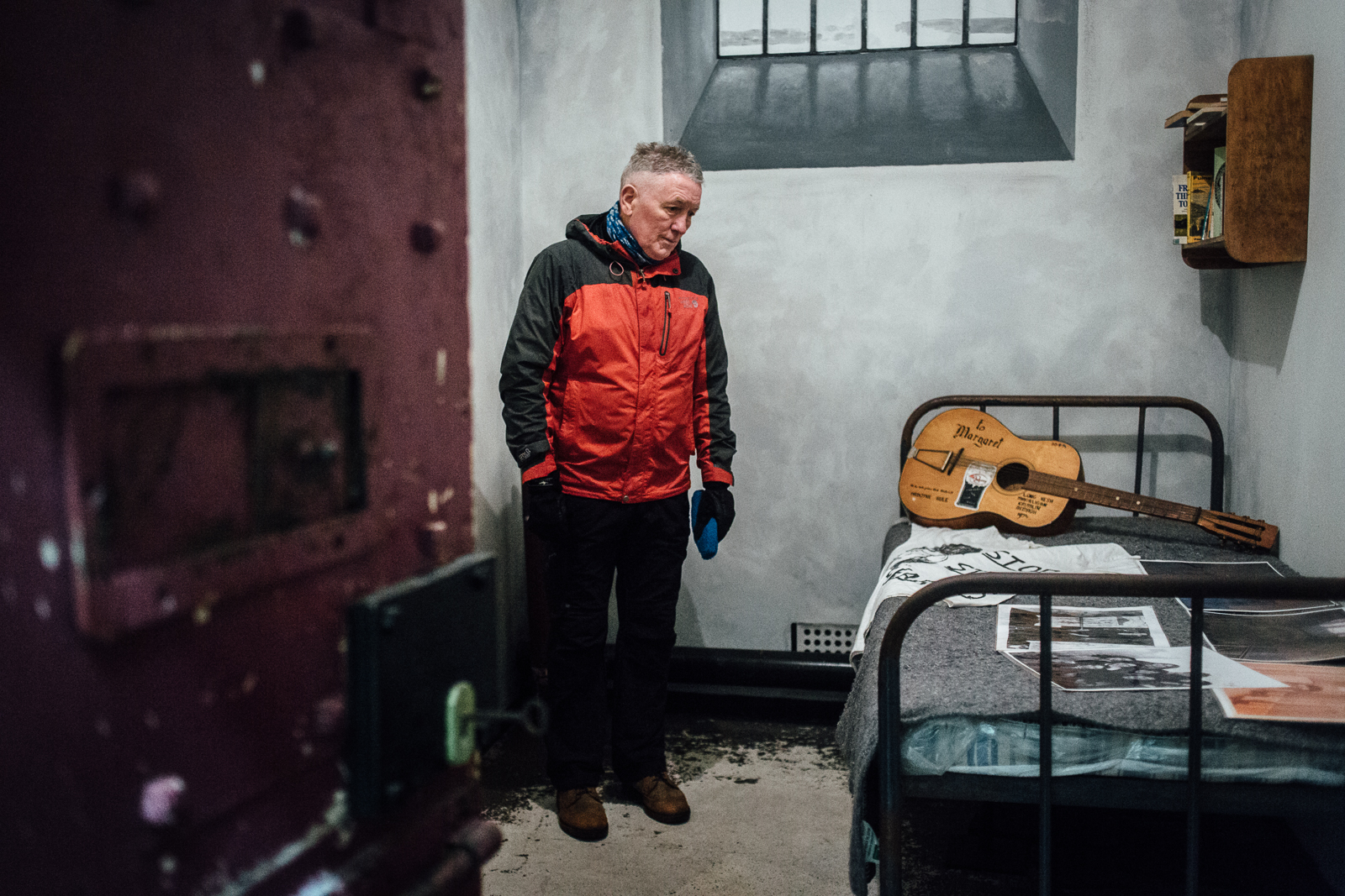 Belfast, le 23 Février 2017. Seamus, ancien membre de l'IRA (plusieurs années en prison, membre du mouvement des couvertures, "les blanket men") aujourd'hui membre d'une association qui raconte le conflit à des groupes de visiteurs étrangers. Ici dans la reproduction de la cellule d'une prison.